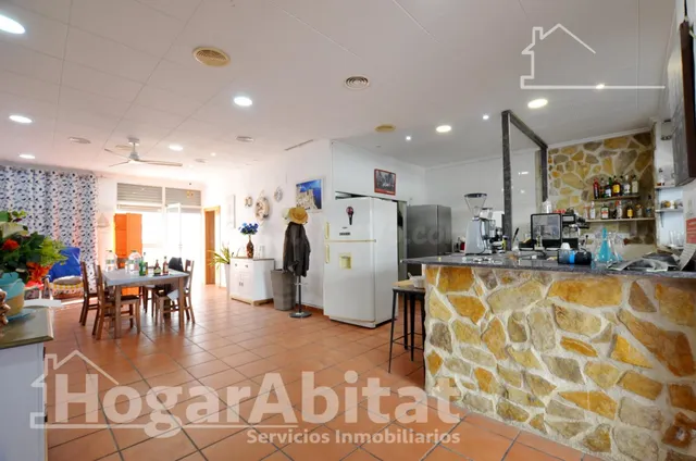 AMPLIO LOCAL COMERCIAL CERCA DE LA PLAYA DEL RACÓ - foto 2