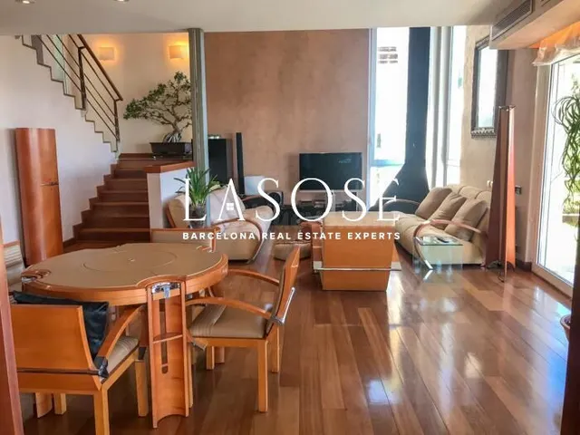 Lujosa casa con piscina en Esplugues - foto 2