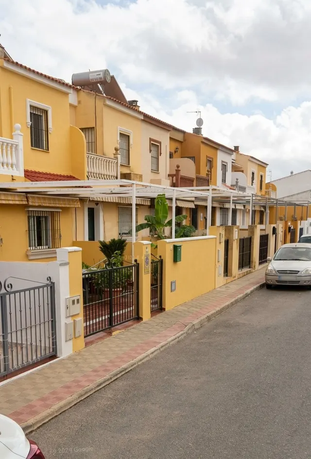 CASA ADOSADA CON TERRAZA DELANTERA, PATIO Y 4 DORMITORIOS