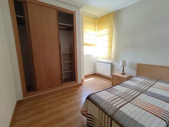 Piso seminuevo con cuatro amplios dormitorios, dos baños completos, garaje, trastero y piscina comun — 20