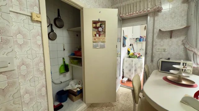 ¡Tu nuevo hogar en este encantador piso en un edificio con carácter del año 1975 y 4 habitaciones! — 41