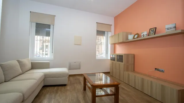 Casa en planta baja con entrada independiente, totalmente reformada, y local en planta baja. — 3