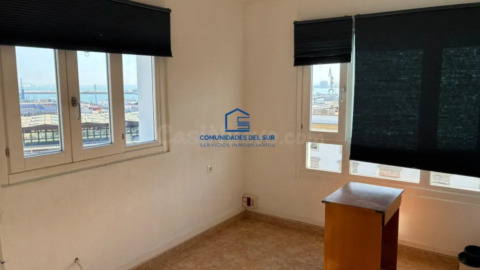 Oficina en Alquiler en el Centro de Cádiz - Ideal para Negocios