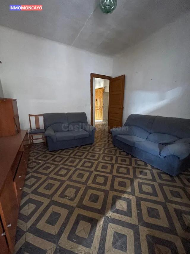 SE VENDE AMPLIA CASA EN NOVALLAS (ZARAGOZA) - foto 2