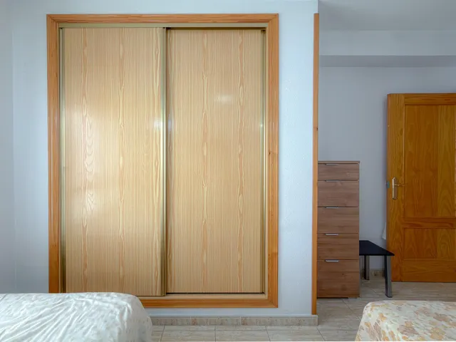 Centro! Estupendo apartamento con 2 dormitorios y 2 baños + Terraza con vistas laterales al mar + Piscina comunitaria — 17