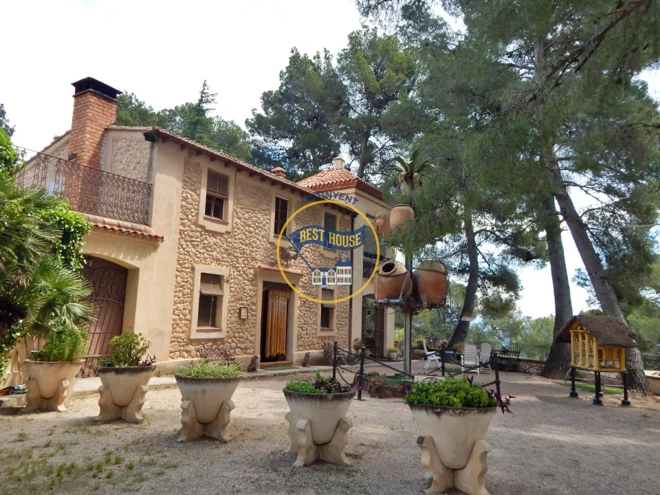 EXCLUSIVA VILLA EN COCENTAINA CON GRAN PARCELA Y BONITA PISCINA.