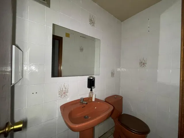 SE VENDE LOCAL EN ZONA ALTA — 10