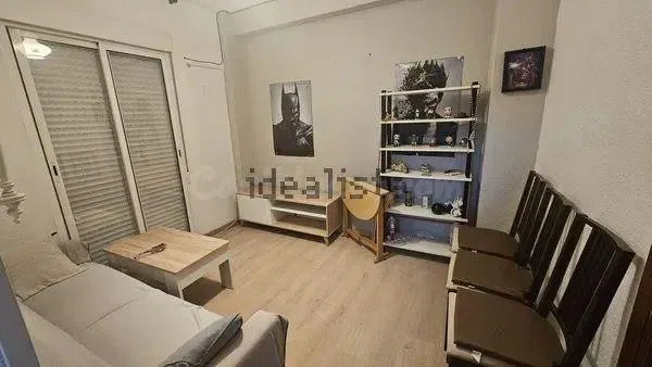** SE ALQUILA habitación EN CALLE PEDRO ANTONIO DE ALARCON *