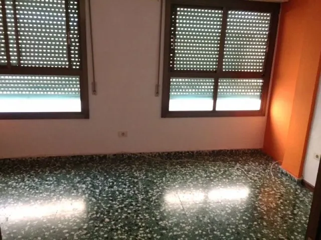 Piso-ENTLO  VENTA en Castellón, zona TRINIDAD, 117 m, 4 hab, 1 baño, ascensor. REFORMAR — 10