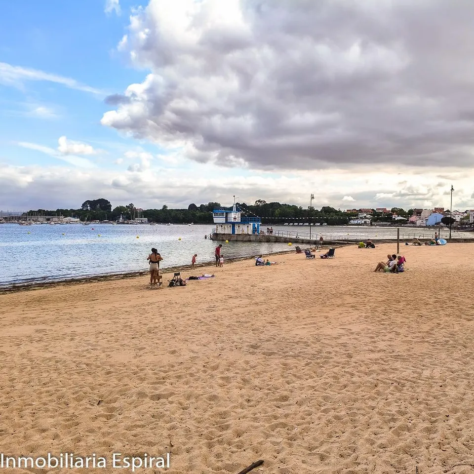 Amplio Local Comercial en Playa de Ares .