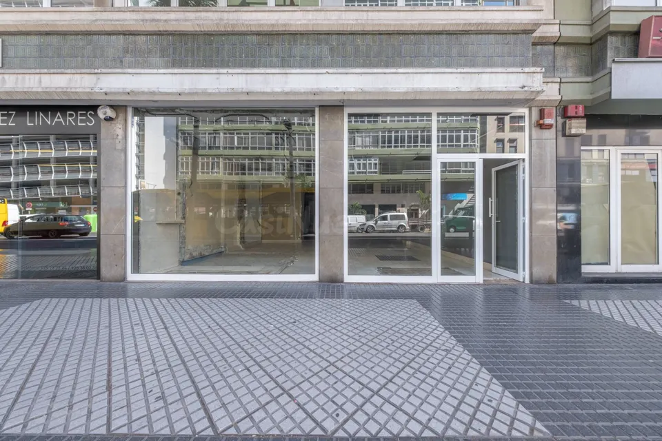 Local comercial de 200 m2 en Rafael Cabrera – Gran visibilidad y salida a dos calles