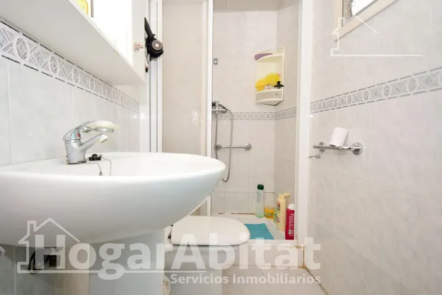 ¡OPORTUNIDAD ÚNICA! AMPLIA CASA PARA REFORMAR CON PATIO Y TRASTERO — 24