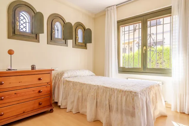 Chalet exclusivo en  una sola planta en el centro de La Zubia 5 dormitorios, piscina  y garaje — 19