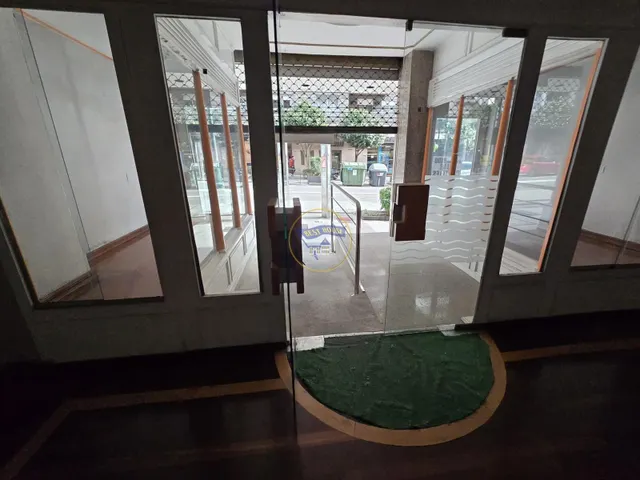 Amplio local comercial en zona de paso — 10