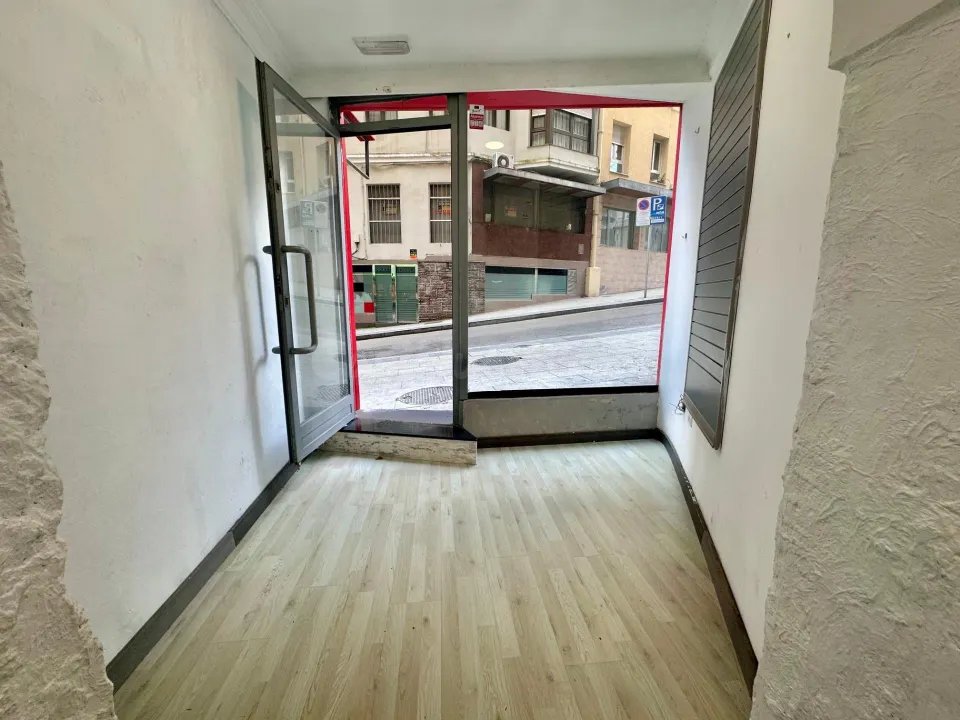 Local comercial con gran visibilidad en Santander
