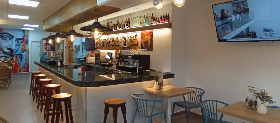 ¡Oportunidad Única! Local Comercial Reformado en el Corazón de Águilas por solo €80,000