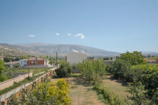 GRAN PARCELA CON VIVIENDA UNIFAMILIAR, 3 APARTAMENTOS, PISCINA Y VISTAS PANORÁMICAS EN PADUL (GRANADA) — 1.430 m2 DE TERRENO — 50