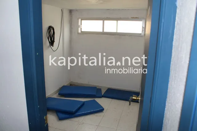 Se alquila  local comercial — 21