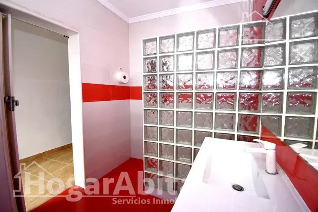 Gran patio privado y excelente ubicación en esta amplia planta baja en El Cabanyal — 33