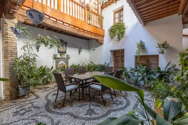 Auténtica casa con corrala tradicional y azotea en el corazó