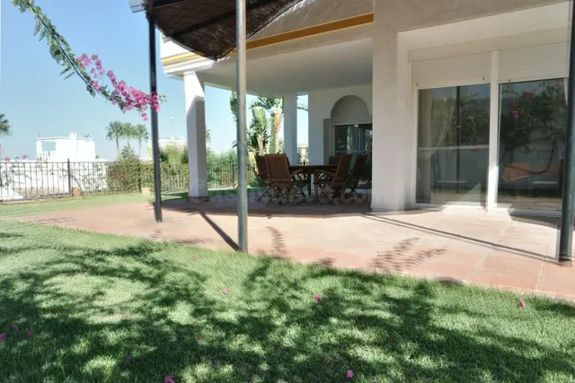 Impresionante chalet con piscina y en zona con campo de golf — 2