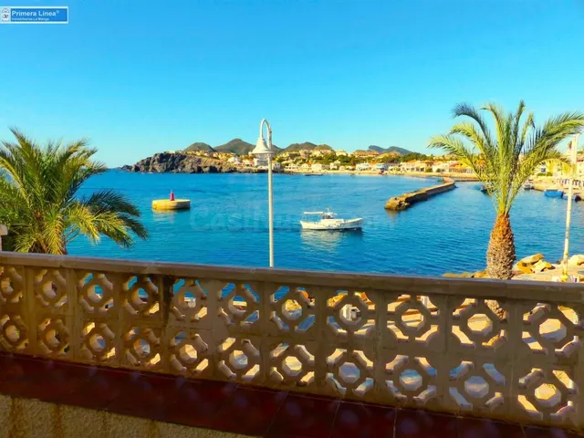 Venta de casa en 1º línea de Mar Mediterráneo en Cabo de Pal - foto 2