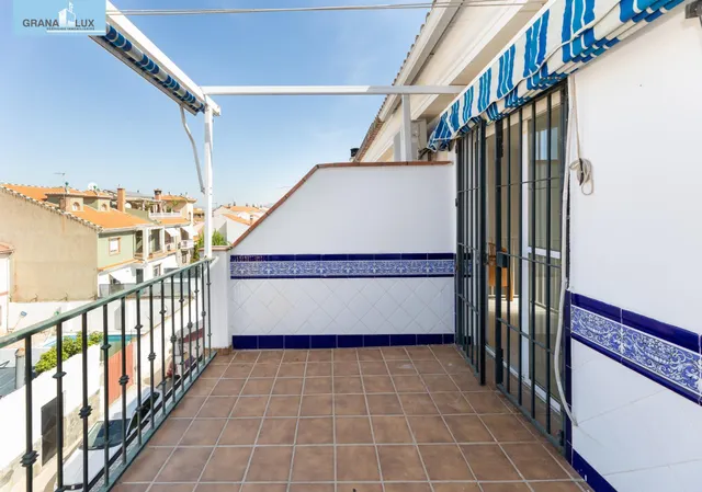 Vive en el corazón de Armilla: 4 dormitorios, patio, terraza y garaje — 21