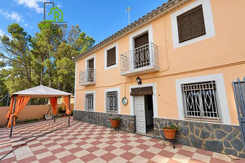 Amplia casa independiente de seis dormitorios a un paso del pantano de los Bermejales