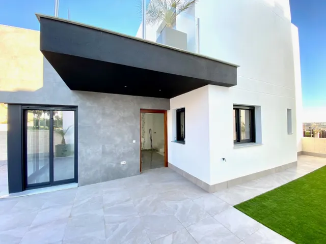 SOL8VIDAL SELLS VILLA IN TORREVIEJA — 16