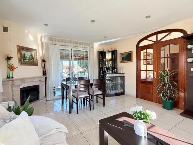 Casa con cuatro dormitorios, terrazas y amplio garaje en Oleiros — 12