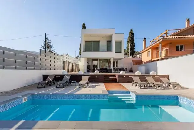 Moderna casa independiente con licencia turística, en la Urb