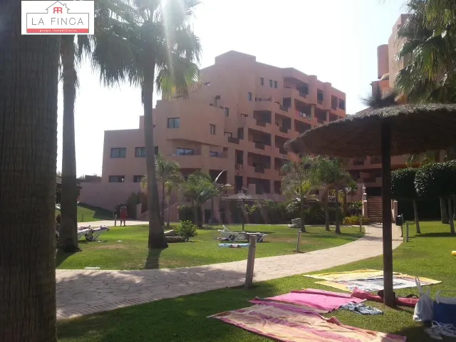 Increíble apartamento frente a la playa con parking, piscina y zona de spa — 13