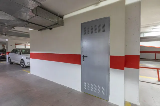 Ideal inversores!!! 35 plazas de aparcamiento y 5 trasteros, todo alquilado — 25
