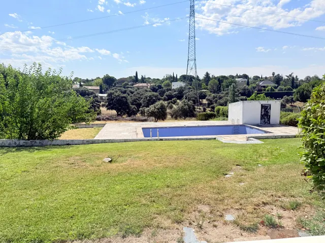 VENTA EN PLENO DOMINIO · Gran chalet de 545 m2 con placas solares y parcela privada de 3.000 m2 · Boadilla del Monte — 46