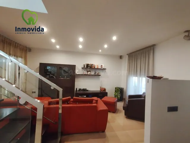 Casa Reformada con Espacios Exteriores en Córdoba - €380,000 — 2