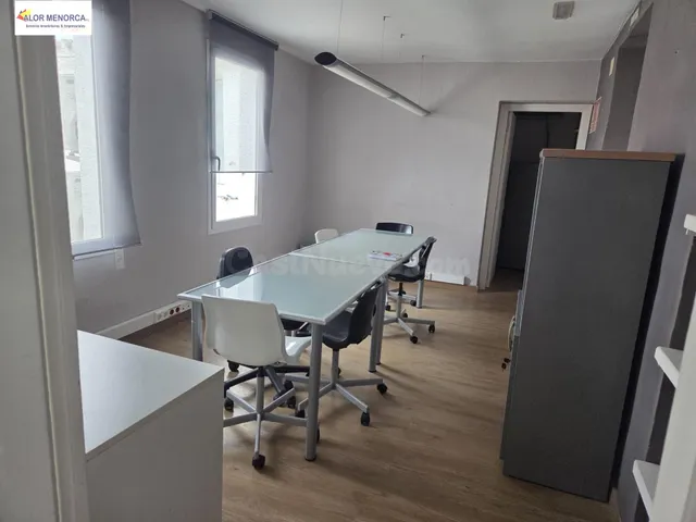 Despacho profesional en edificio centro de Mahón - foto 2