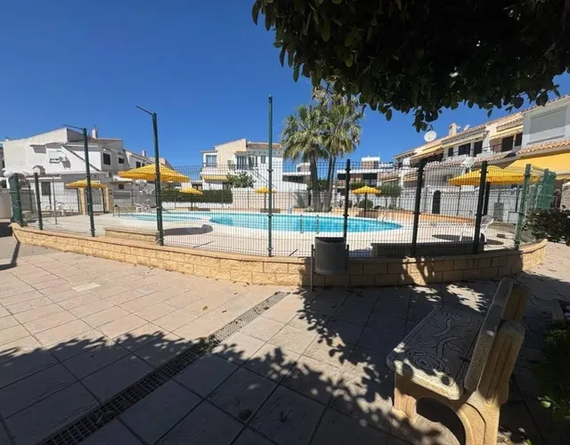 Bungalow en ático con terraza y 2 piscinas comunitarias – Ag - foto 3