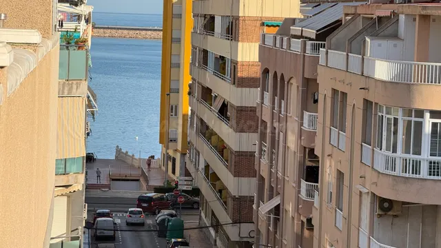 Ático esquinero con terraza de 50 m2 y sol todo el día a 200 - foto 2