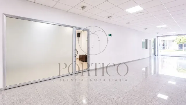 ¡Impecable y listo para entrar! Local comercial céntrico en  - foto 2