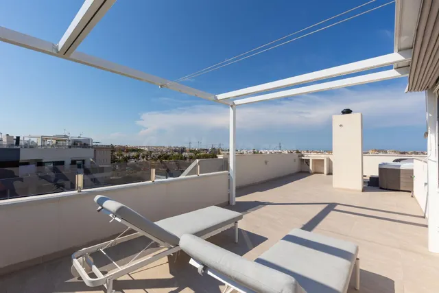 Ático con Vistas Despejadas y Solárium Privado en Residencia - foto 5