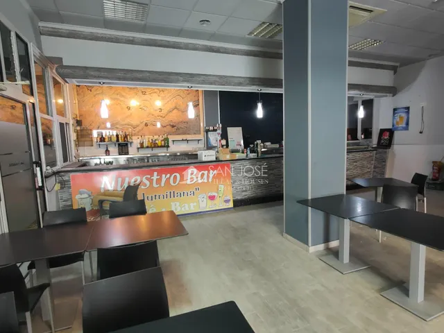 SE VENDE LOCAL CON CAFETERIA-BAR MONTADO CON LICENCIA EN BUENA ZONA DE NOVELDA — 21