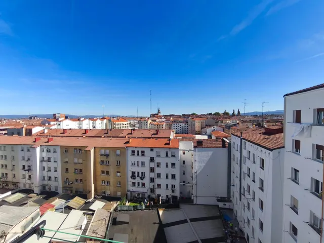 FANTASTICA OPORTUNIDAD 8º PISO 92m2 en AVENIDA GASTEIZ esq. Beato - LUZ Y VISTAS- 3 hab. para entrar a vivir o Actualizar — 29