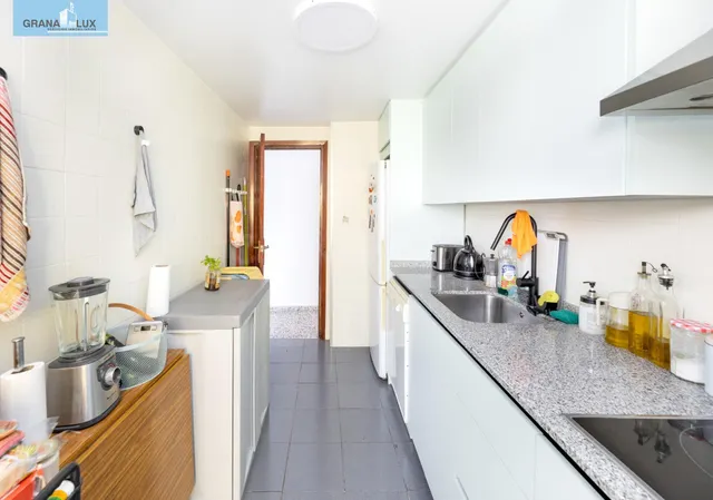 En Venta Piso de 4 dormitorios con ascensor, ideal para reformar a tu gusto. — 4