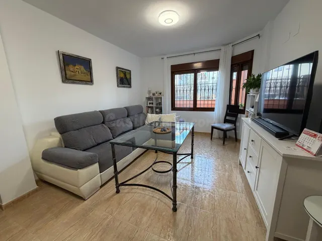¡Casa adosada con patio, garaje y sótano en La Victoria, Córdoba! — 2