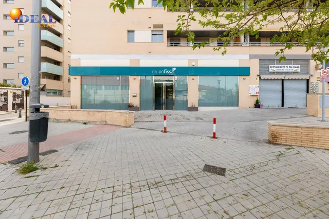 LOCAL COMERCIAL JUNTO AL CAMPUS DE LA SALUD — 2
