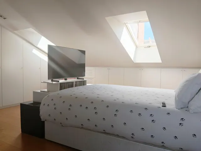 Espectacular adosado con buhardilla , apartamento independiente con baño y sin cocina, garaje doble y piscina en zona residencial premium — 48