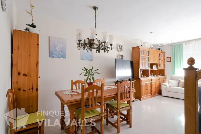 Casa adosada de tres plantas con jardín, terrazas y espacio tipo loft en garaje — 7