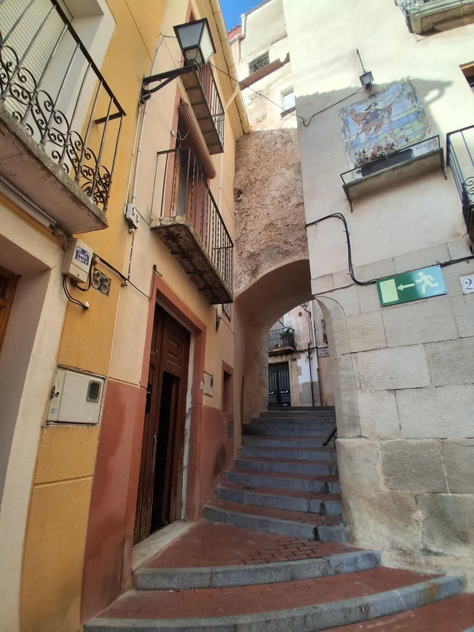 Oportunidad única en el casco histórico de Cocentaina: Casa de pueblo de 206 m2 semi-reformada con terraza y vistas