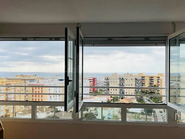 Tu Refugio Frente al Mar en Mareny Blau: Piso Alto con Vista