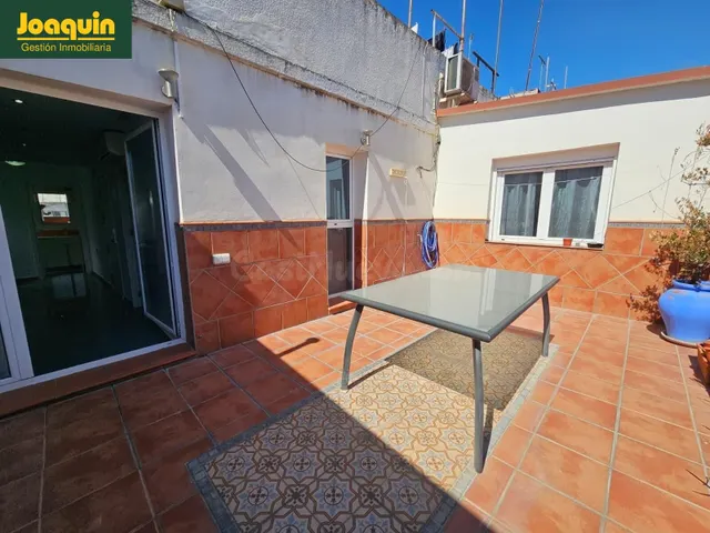 ¡Espectacular Ático reformado con terraza de 20m2 junto a Av